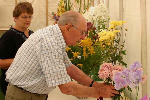 show1.jpg - Judging the entries