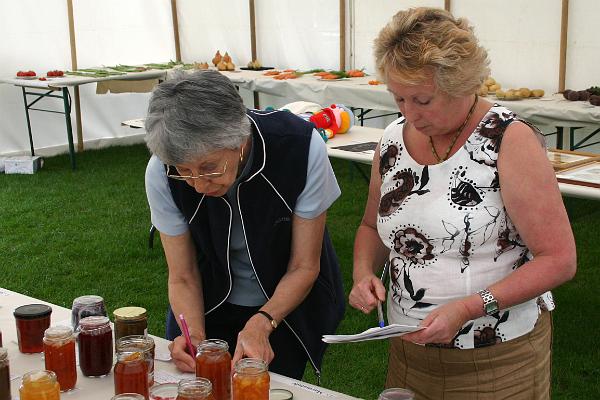show4.jpg - Judging the entries