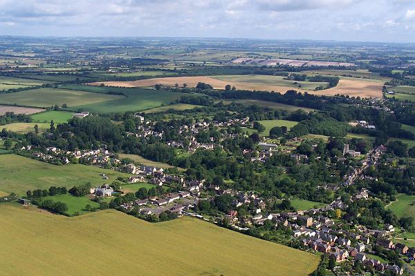 aerial1.jpg - The village church is on the right at the top of Paines Hill.Southside and Jubilee Close are in the foreground.Many thanks to Mike McKinley for these aerial photographs.